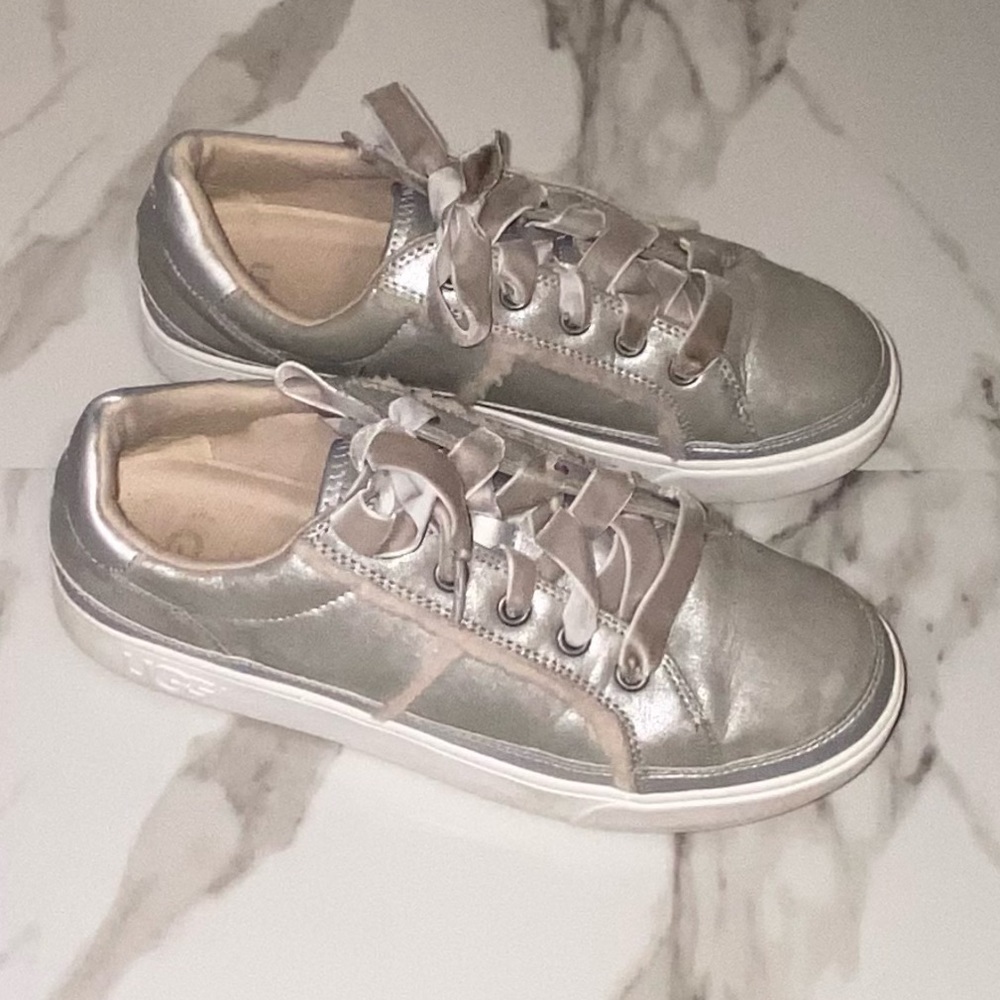 Ugg Kids Metallic Silver Shoes in a Size 5